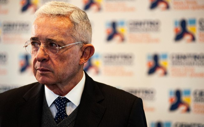 Uribe havia sido condenado por tentar alterar testemunho de ex-paramilitares, que o acusaram de apoiar movimento contra guerrilhas de esquerda
