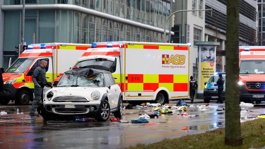 Veículo atingiu multidão do lado de fora da sinagoga, em Manchester 