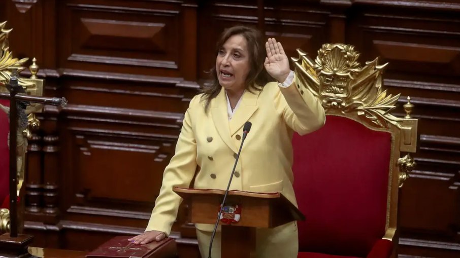 Dina Boluarte foi a primeira presidente mulher do Peru