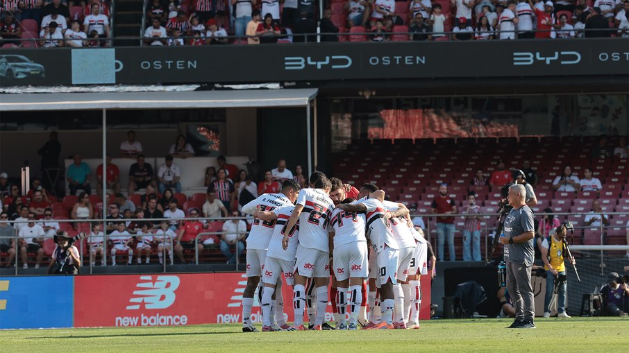 Elenco do São Paulo antes de partida contra o Palmeiras