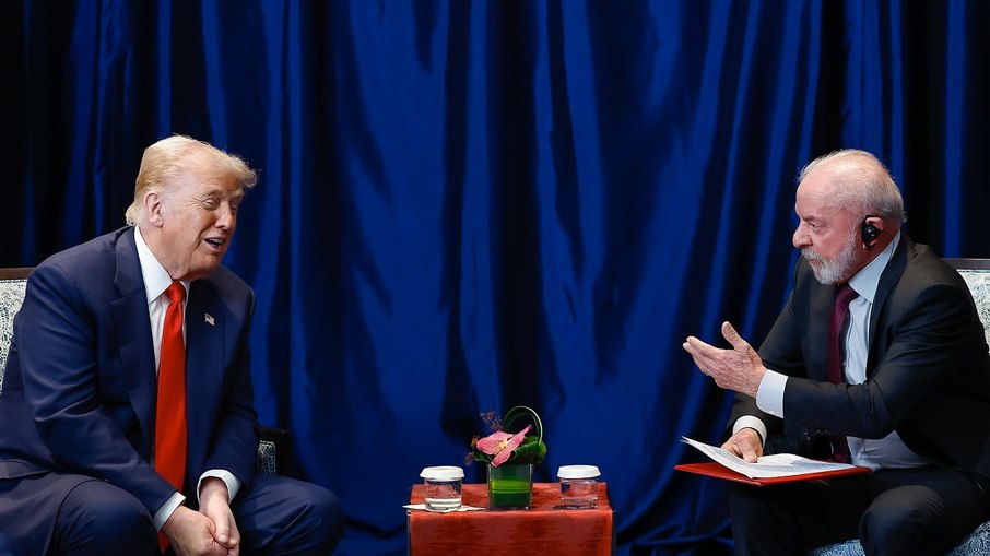 Lula e Trump se encontraram neste domingo (26)