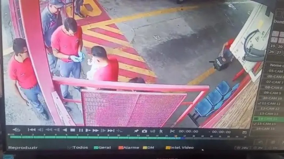 Câmeras da corporação registraram momento em que pais entregam criança engasgada a agentes