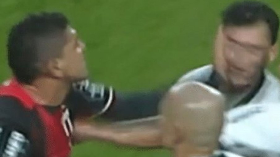 Jogador expulso agride adversário e gera confusão na Série B