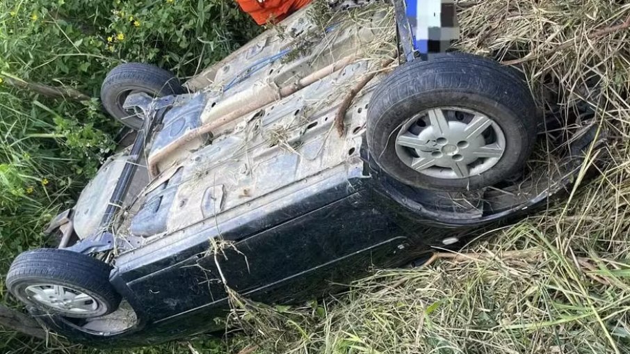 Criança sobrevive ao lado dos corpos dos pais após acidente de carro