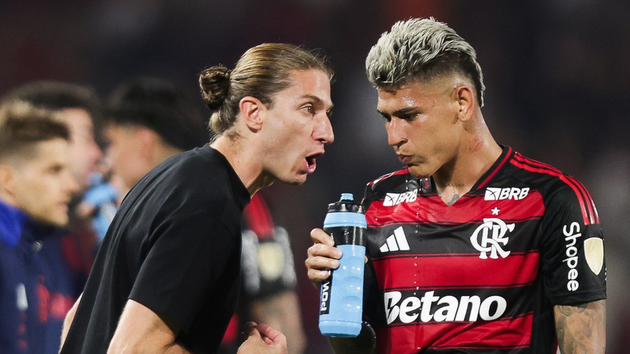 Filipe Luís com Carrascal, autor do gol da vitória do Flamengo Filipe Luís com Carrascal, autor do gol da vitória do Flamengo