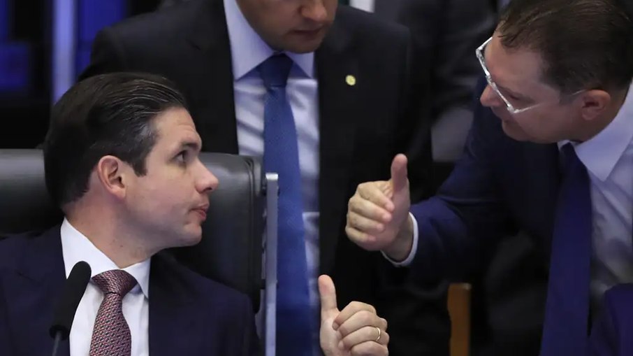 O presidente Hugo Motta (Republicanos-PB) conversa com parlamentares durante extraordinária semipresencial