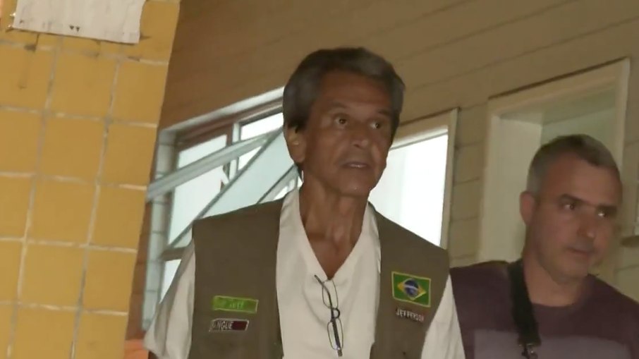 Roberto Jefferson sendo preso pela PF após oito horas de resistência e troca de tiros com policiais