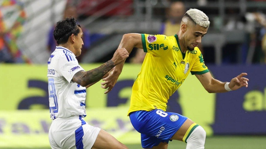 Andreas Pereira tenta se livrar da marcação de Romero Andreas Pereira tenta se livrar da marcação de Romero