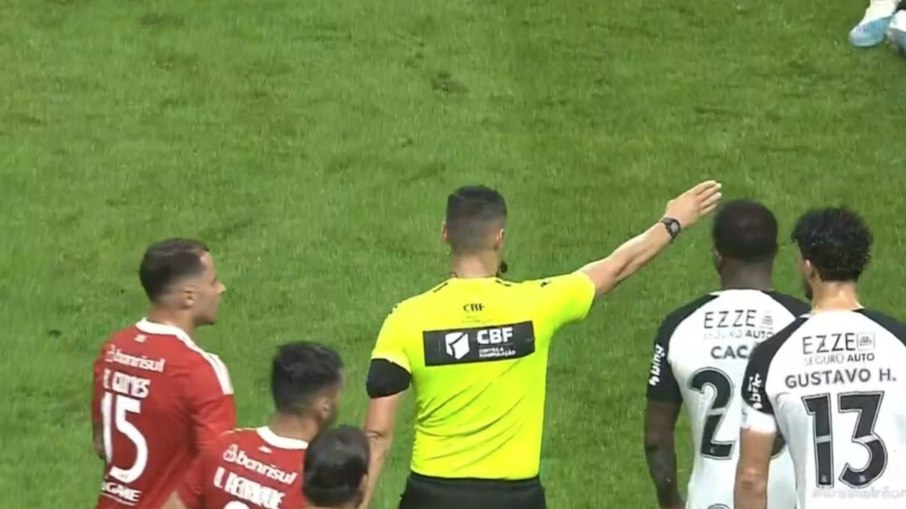 Rodrigo Jose Pereira de Lima observou puxão de Cacá em Bruno Henrique no último lance