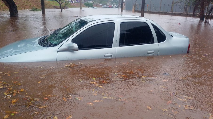 Veículos tomado pela água em avenida, na cidade de Bauru
