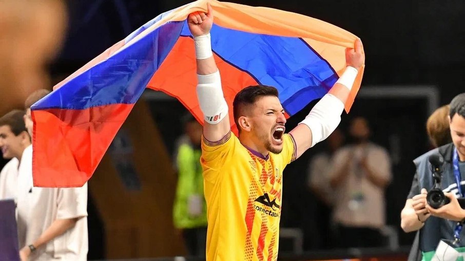 Luan Muller celebrando com a bandeira da Armênia Luan Muller celebrando com a bandeira da Armênia