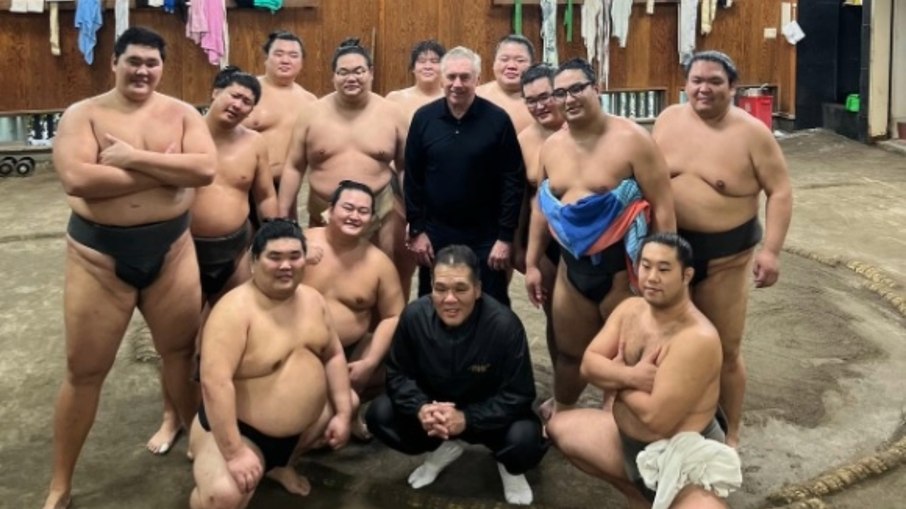 Ancelotti posa com lutadores de sumô no Japão: 