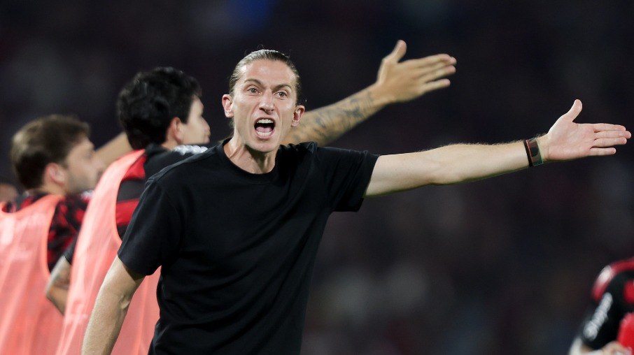 Filipe Luís reclama com arbitragem no clássico contra o Vasco