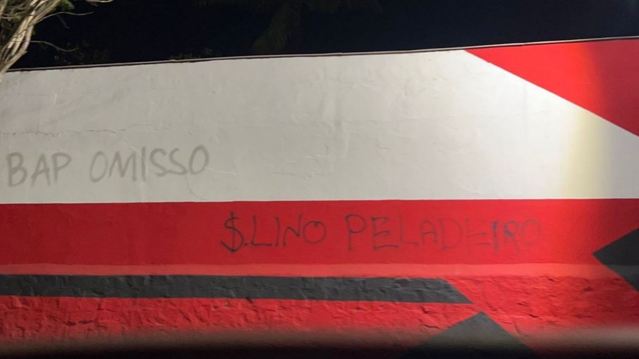 Pichações no muro da sede do Flamengo, na Gávea