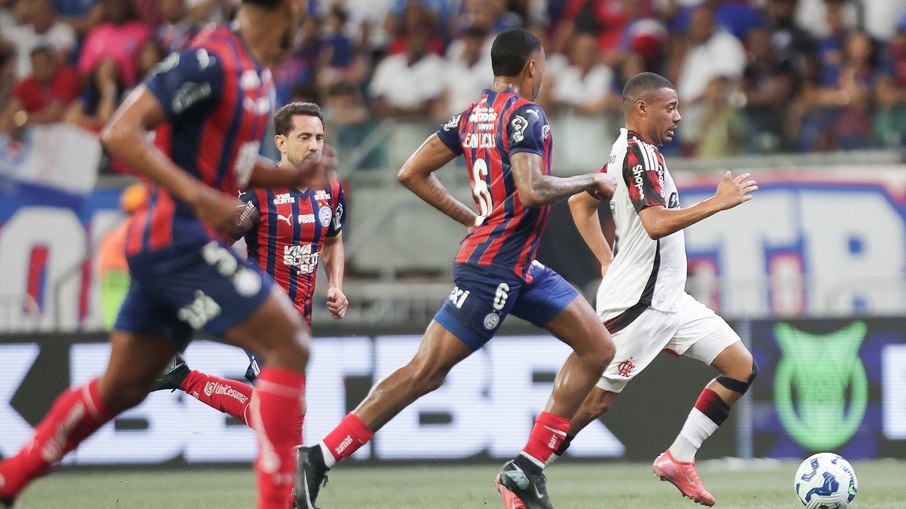 Nico de la Cruz carrega a bola cercado por adversários