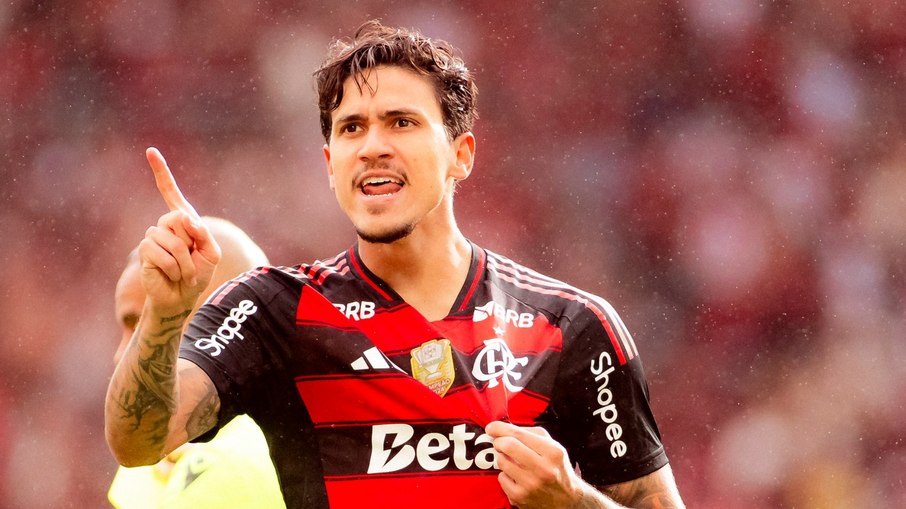 Pedro brilha, Flamengo derruba Palmeiras e encosta na liderança