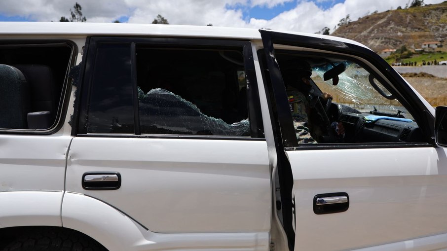 Carro da comitiva presidencial vandalizado por protestantes Carro da comitiva presidencial vandalizado por protestantes