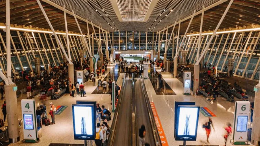 Agentes federais inspecionaram a bagagem de Karyny e de sua acompanhante