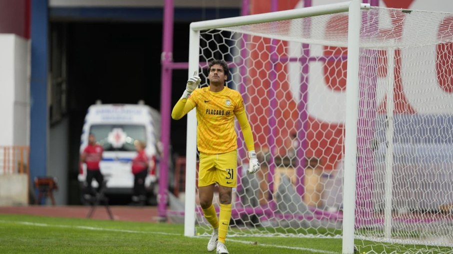 Matheus Mendes será titular em jogo decisivo contra o Sporting