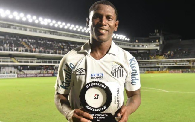 Brayan Angulo em partida pelo Santos em 2022 Brayan Angulo em partida pelo Santos em 2022