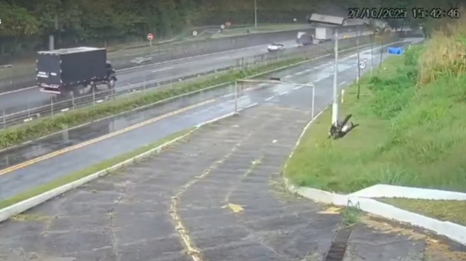 Vídeo: veja momento em que ônibus com rubro-negros tomba na Dutra Vídeo: veja momento em que ônibus com rubro-negros tomba na Dutra