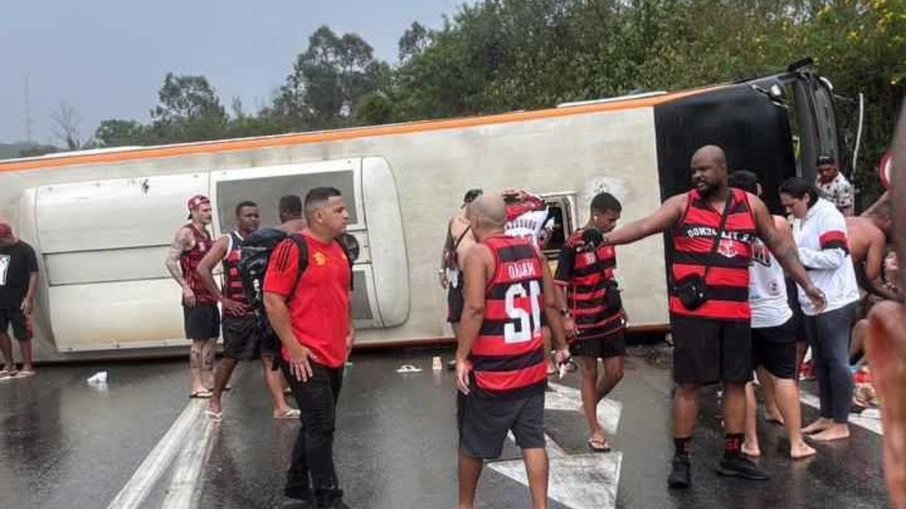 Ônibus de torcida do Flamengo tomba e fecha totalmente a Dutra