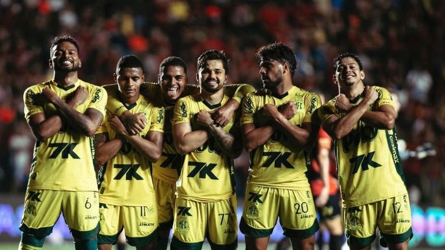 Jogadores do Mirassol comemoram gol em mais uma vitória no Brasileiro Jogadores do Mirassol comemoram gol em mais uma vitória no Brasileiro