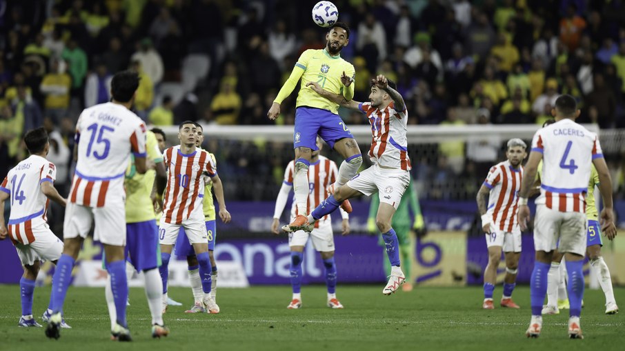 Matheus Cunha no jogo entre Brasil e Paraguai
