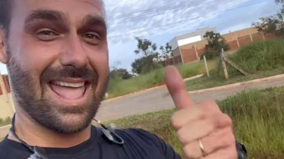 Em março, Eduardo Bolsonaro pôs o mandato de deputado federal de lado e se mandou para os EUA, onde, há 6 meses, não faz outra coisa além de receber o salário pago pela Câmara e conspirar contra o Brasil 