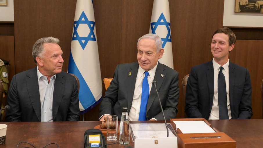 Netanyahu em reunião com o enviado especial dos EUA, Steve Whitkoff, e o genro do presidente estadunidense, Jared Kushner, para tratar do cessar-fogo em Gaza