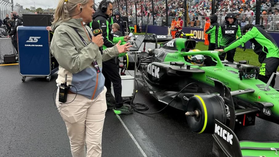 Mariana Becker no grid de largada do GP de Melbourne