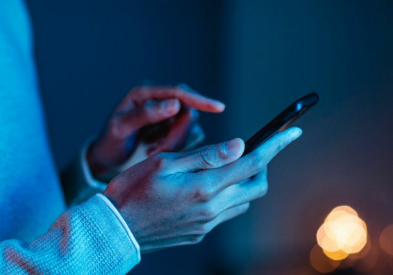 No novo golpe que copia a voz pelo telefone, enquanto conversam com a vítima, eles gravam a voz da pessoa para usar em outras fraudes. - Foto: reprodução/redes sociais