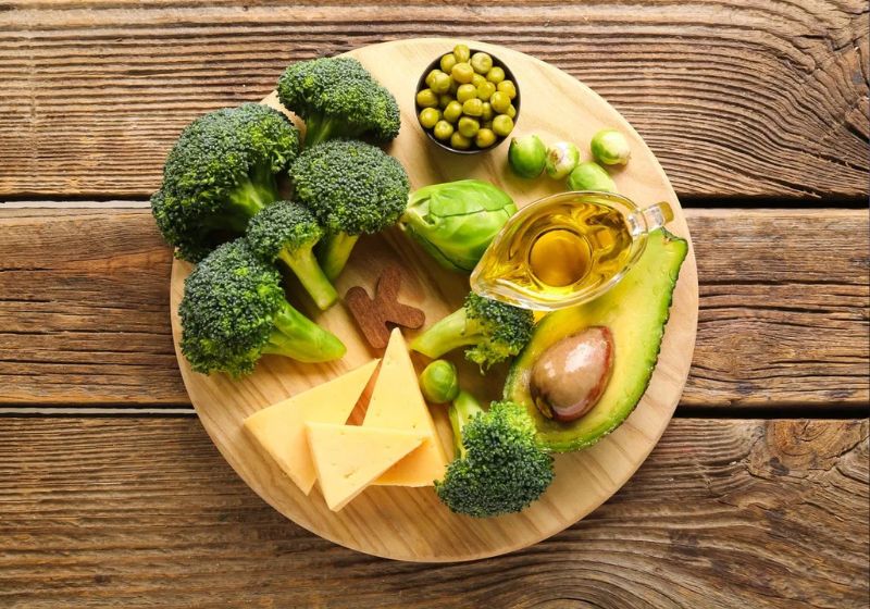 Cientista do Japão descobriram que a vitamina K, encontrada em verduras escuras e frutas, pode melhorar os neurônios e retardar Alzheimer e Parkinson. - Foto: reprodução/TuaSaude