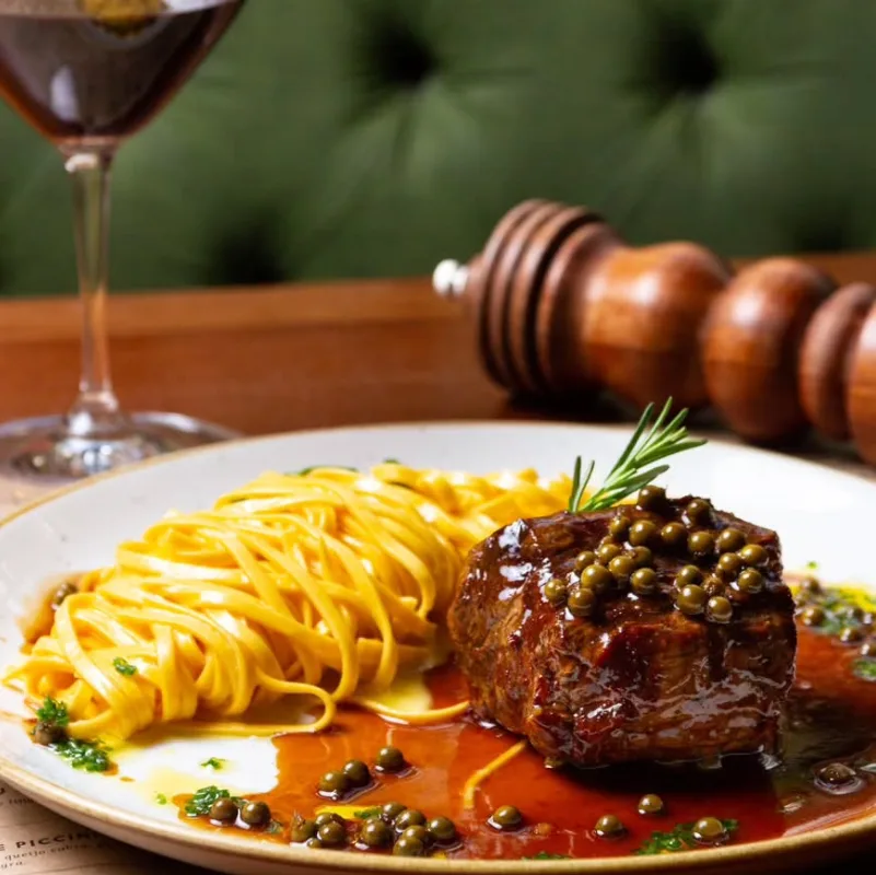 •Filetto di mignon al pepe verdi com tagliolini na manteiga e sálvia