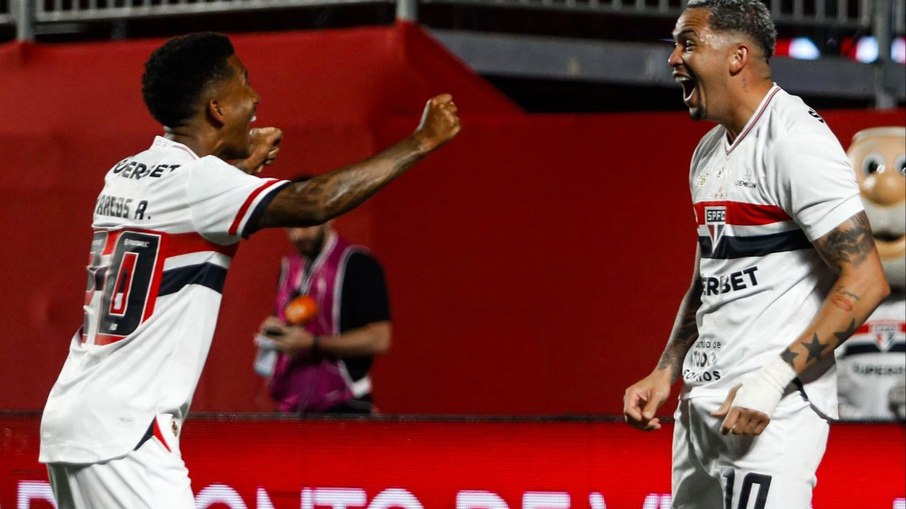 Luciano marcou gol de número 100 dele pelo São Paulo  Luciano marcou gol de número 100 dele pelo São Paulo
