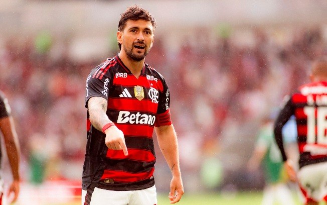 Arrascaeta comemora o primeiro gol sobre o Palmeiras