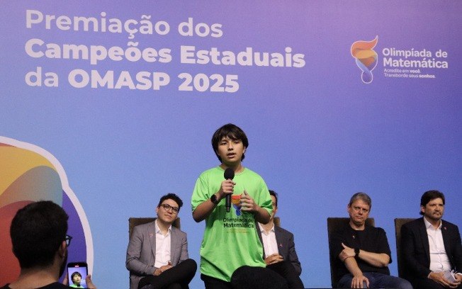 Medalhista participa de cerimônia no Palácio dos Bandeirantes