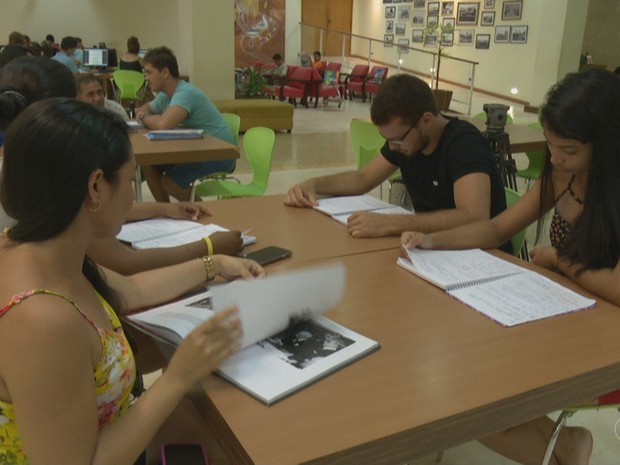Estudantes organizam planejamento para se prepararem para concursos p&uacute;blicos (Foto: Reprodu&ccedil;&atilde;o/Rede Amaz&ocirc;nica Acre)
