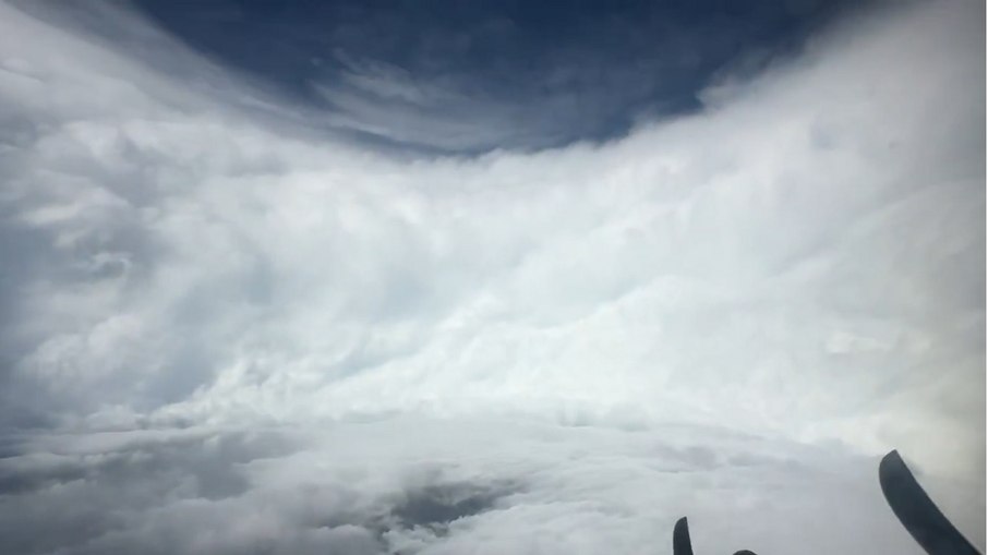 Olho do furacão Melissa registrado por um caçador de tempestades no Caribe