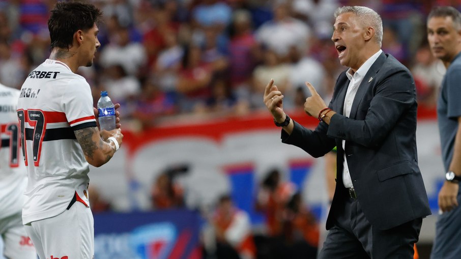 Hernán Crespo orienta jogadores em vitória sobre o Fortaleza