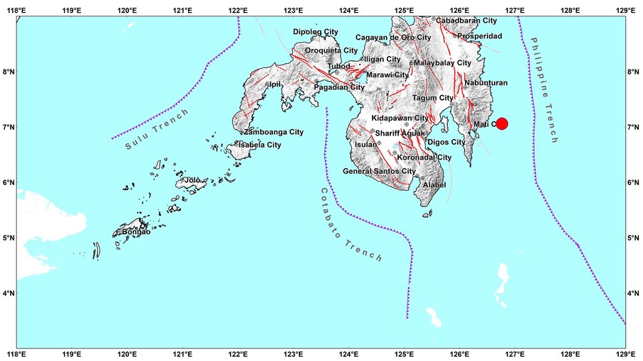 Localização do epicentro do terremoto de 7,5 em Davao Oriental, marcado pelo ponto vermelho, e regiões costeiras sob alerta de tsunami nas Filipinas