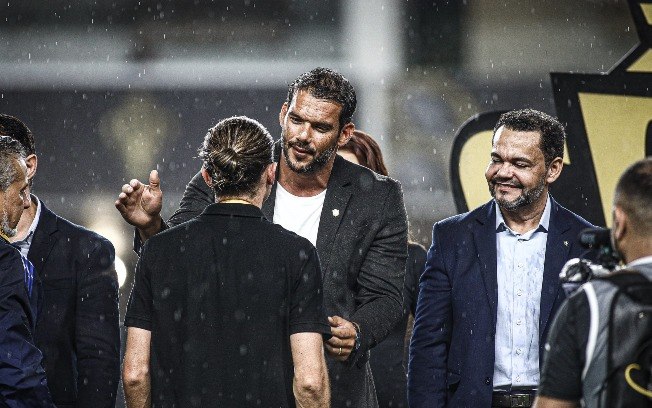 Agora presidente da CBF, Samir Xaud entregou medalha de título da Supercopa para Filipe Luís