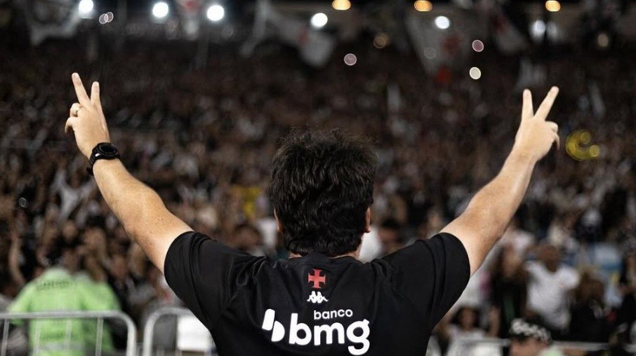 Fernando Diniz comemora vitória com a torcida