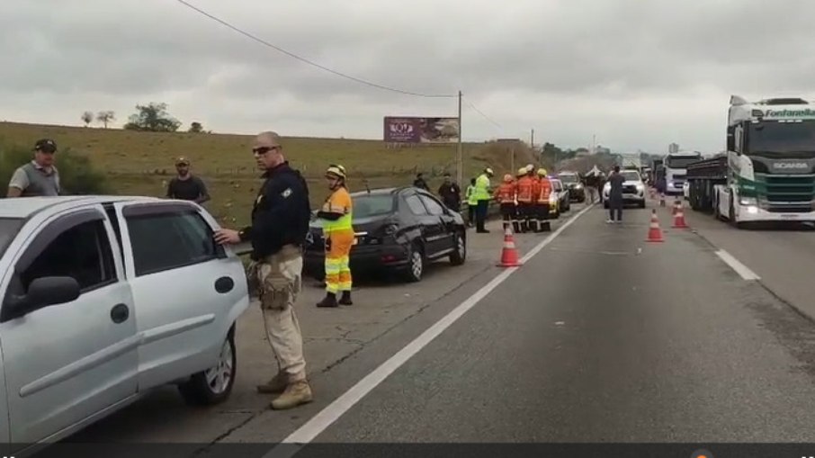 Acidente na Dutra deixa dois romeiros feridos