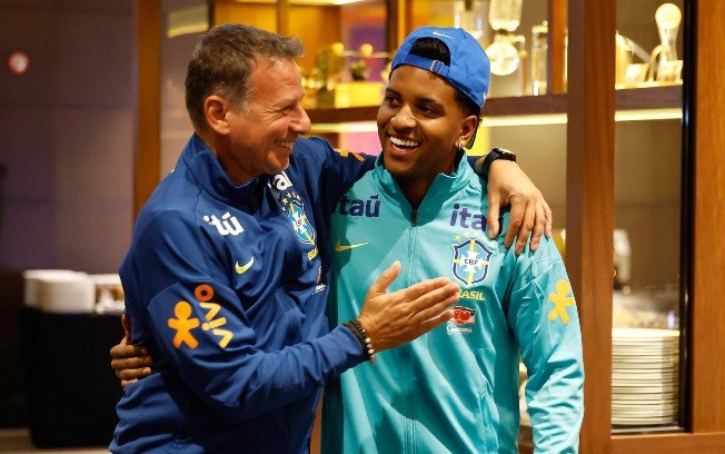 Rodrygo sorridente na apresentação da seleção
