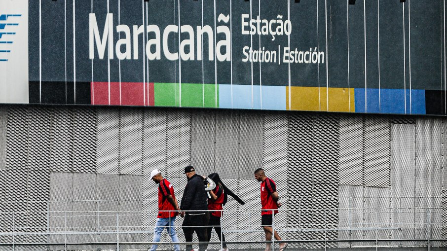 Torcedores chegam ao Maracanã para Flamengo x Palmeiras