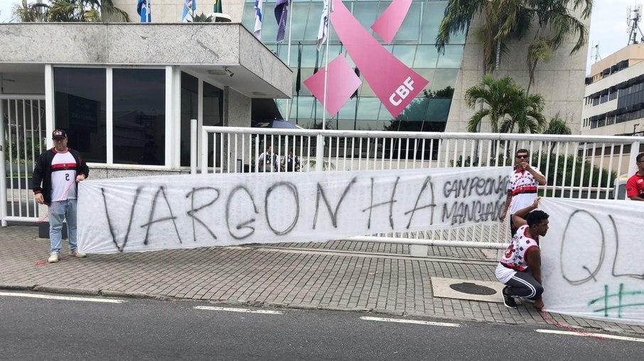 Flamenguistas protestam contra o Palmeiras: Flamenguistas protestam contra o Palmeiras: