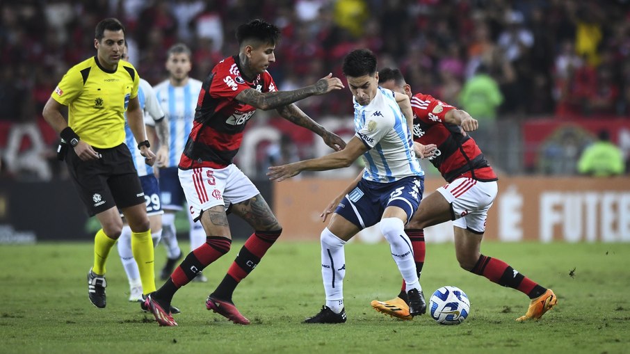 Erick Pulgar disputando bola em duelo contra o Racing na Libertadores de 2023 Erick Pulgar disputando bola em duelo contra o Racing na Libertadores de 2023