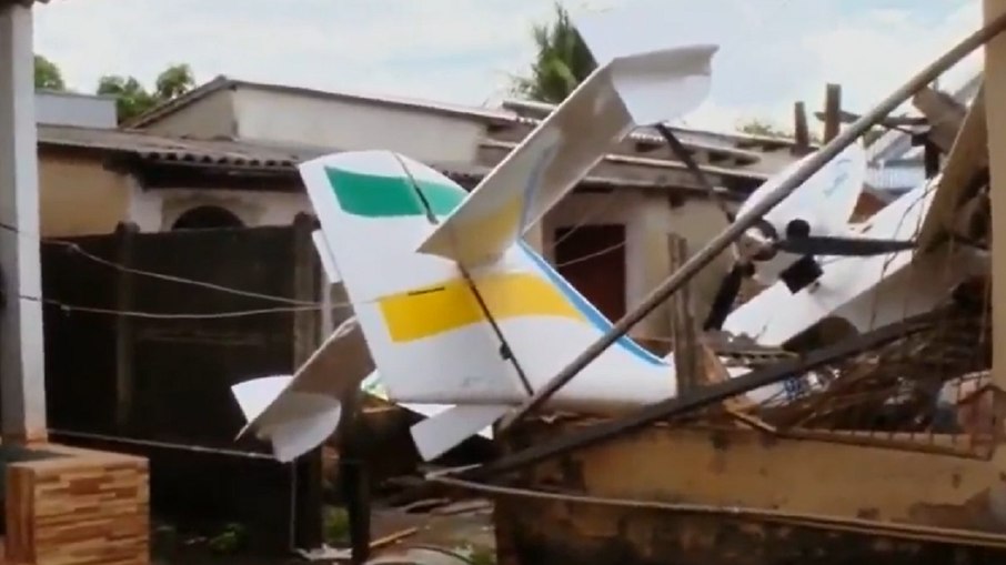 Avião caiu em cima de casa