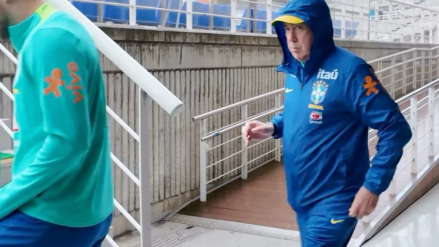 Carlo Ancelotti em treino da seleção em Seul